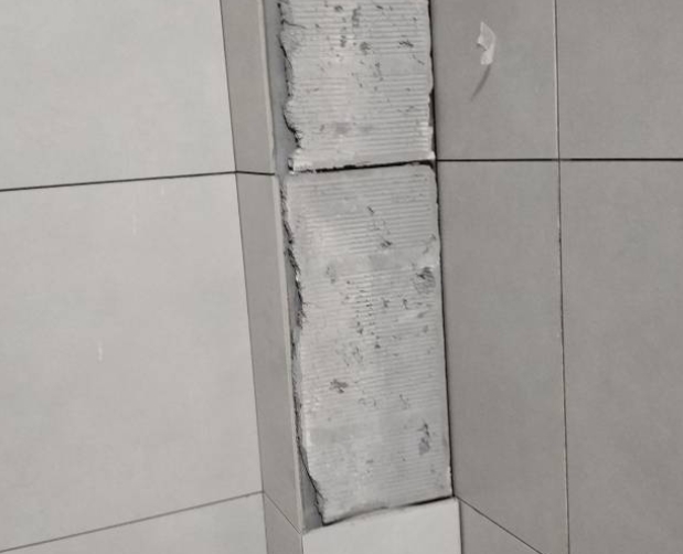 丰宁瓷砖空鼓维修公司分享下瓷砖施工前基层浇水润湿程度不足，可能导致以下问题
